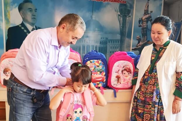 Подробнее о статье Кәсіподақ балаларға оқу құралын берді