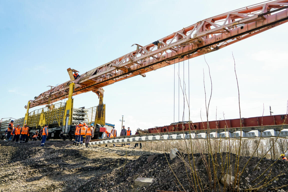 You are currently viewing Свыше 240 км железных дорог отремонтировали в Казахстане с начала года