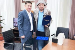 Қазалы: сала ардагерін арнайы құттықтау