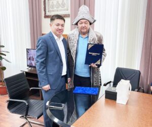 Қазалы: сала ардагерін арнайы құттықтау