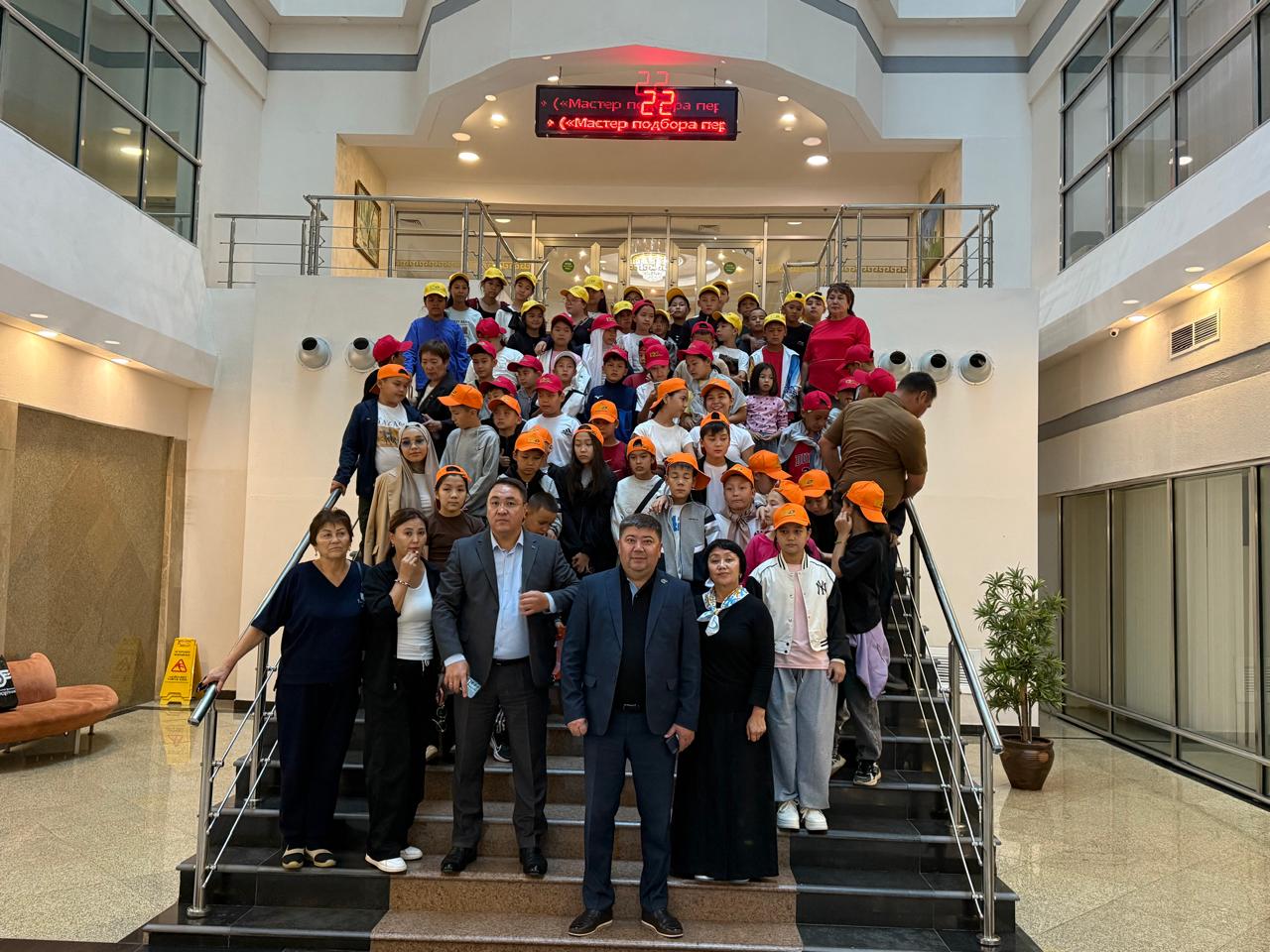 Вы сейчас просматриваете Осы жазда Қазкөліккәсіп теміржолшылардың 250 баласына мереке сыйлады