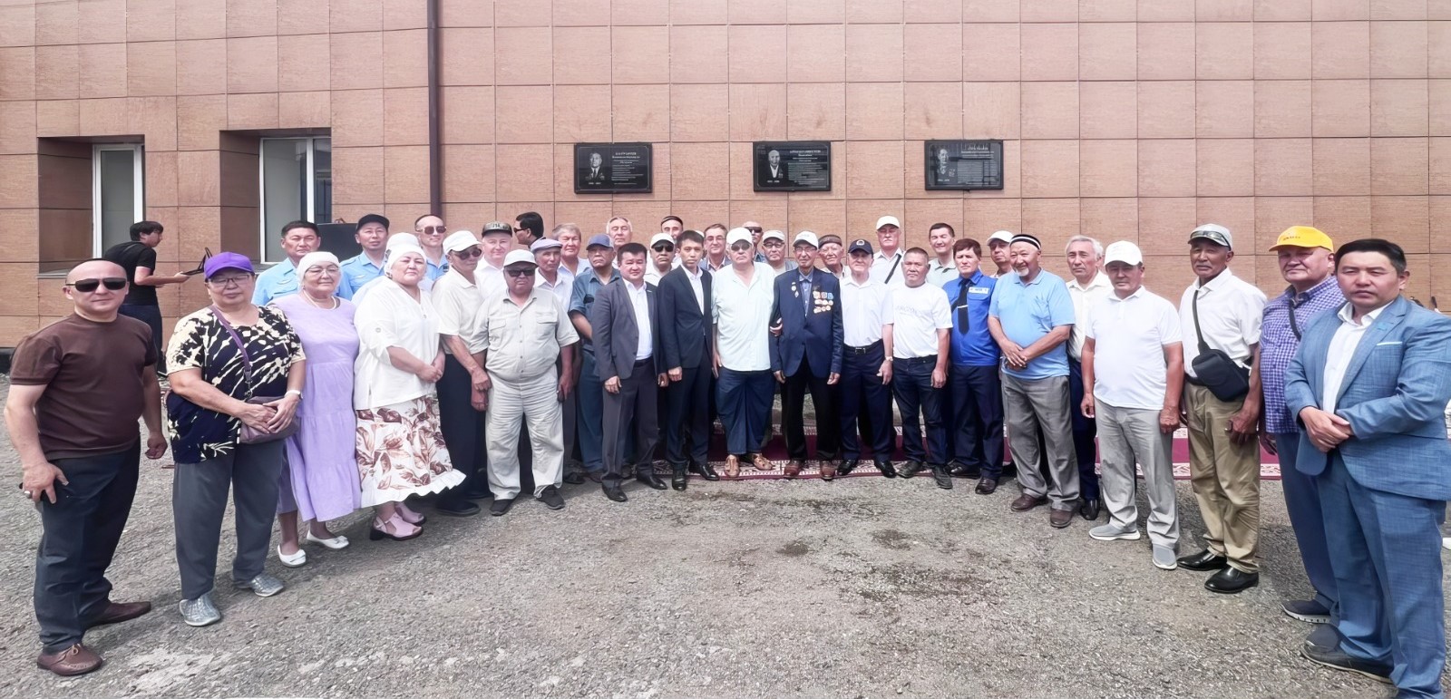 Вы сейчас просматриваете Ардагер теміржолшыларға ескерткіш тақта ашылды