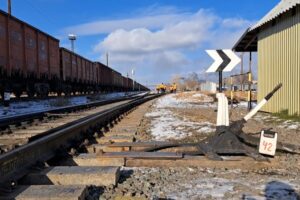 Тоқтап тұған вагонның астынан өту тыйылмай тұр