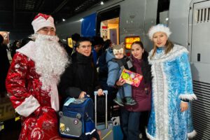 Аяз ата мен Ақшақар жас жолаушыларды келе жатқан Жаңа жылмен құттықтады