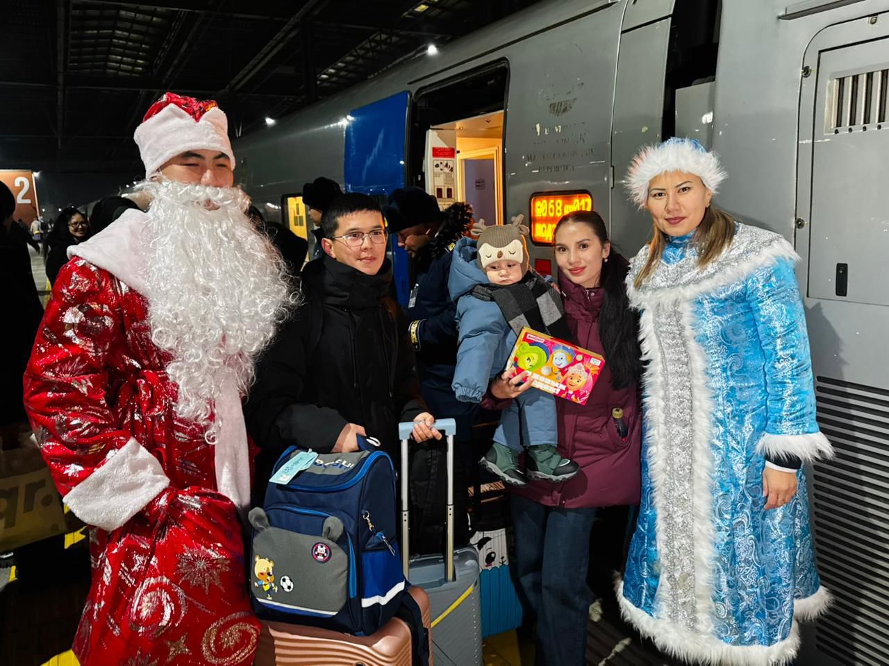Вы сейчас просматриваете Аяз ата мен Ақшақар жас жолаушыларды келе жатқан Жаңа жылмен құттықтады